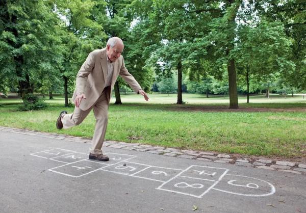 ایستادن روی یک پا؛ آزمایش ساده ای که راز طول عمر و سلامت ایستادن روی یک پا؛ آزمایش ساده ای که راز طول عمر و سلامت را آشکار می نماید